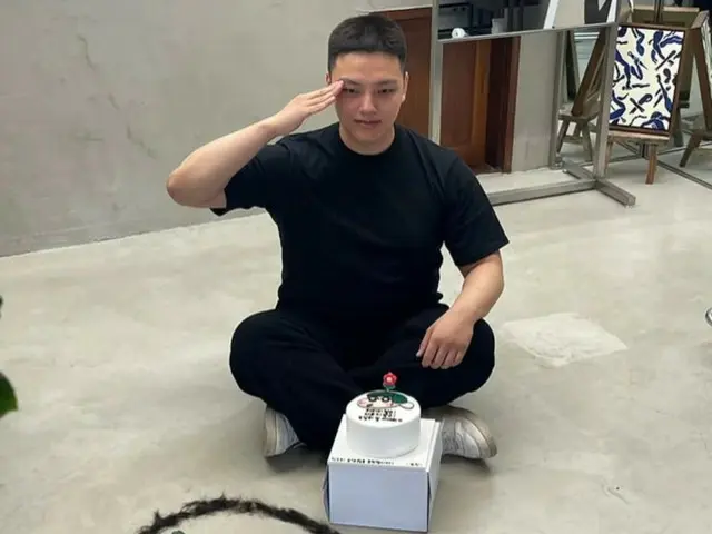 Actor Yeo Jin Goo enlists in KATUSA on the 15th...heart message made with his hair after shaving his head