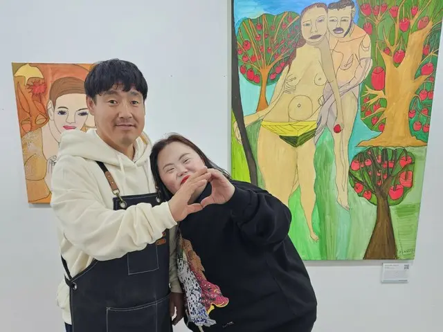 Jung Eun-hye, a painter with Down syndrome who appeared on "Our Blues," congratulates Kim Woo-Bin and Shin Min-A on their marriage... "I hope you're as lovey-dovey as us and happy."