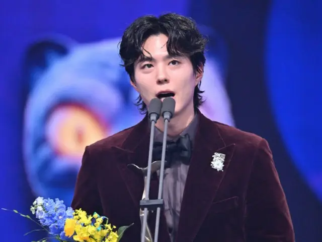 "Celebrity of the Year Award" Park BoGum: "10 years ago I won the Rookie Award... I'm overwhelmed with emotion to receive such a big award" = "KBS Entertainment Awards"