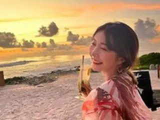 Singer Lee Ji Hoon's wife Ayane recalls sunset in Maldives on her honeymoon