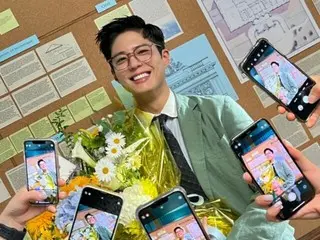 Actor Park BoGum, the pinnacle of good-looking men with glasses... I'm so excited with his 100-point smile