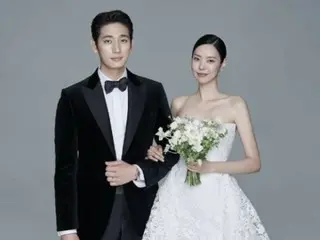 Actors Yoon Park and Kim Soo Bin held their wedding today (2nd)... Celebrations flooded with wedding photo release