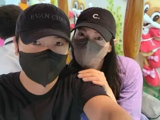 Kim So Yeon enjoys an amusement park date with her husband Lee SangWoo...They look as hot as newlyweds