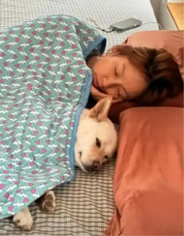 歌手イ・ヒョリ、愛犬と同じベッド…すっぴんもきれいなトップスター