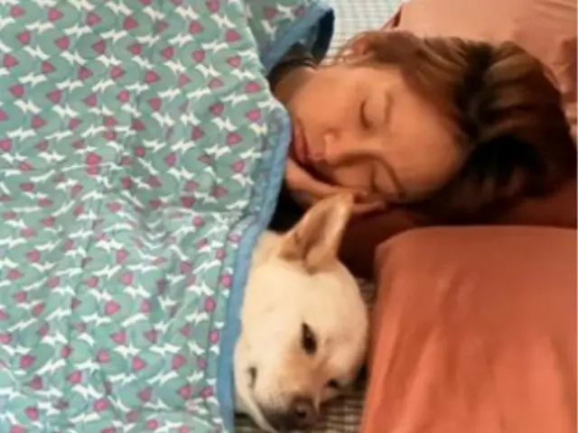 歌手イ・ヒョリ、愛犬と同じベッド…すっぴんもきれいなトップスター