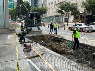 Road caves in in Gangnam, Seoul, traffic reopens after 8 hours = South Korea