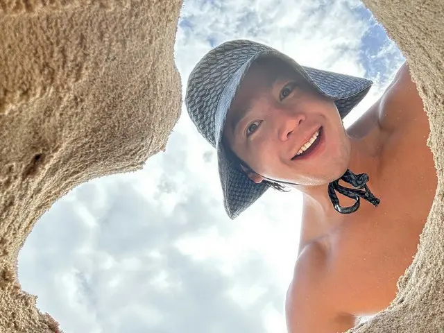 チャン・グンソク、砂ハートの中で輝く屈託のない笑顔…”バイバイ、夏”