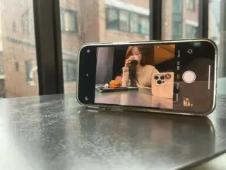 Actress Yoon Eun Hye releases playful recent photos at a cafe