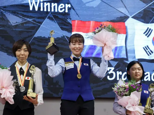 表彰台に上がった西本優子、イ・シンヨン、キム・ハウン（写真左から）