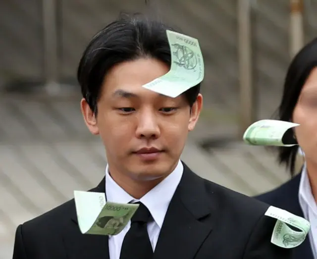“麻薬容疑”俳優ユ・アイン、市民から紙幣を投げつけられる3