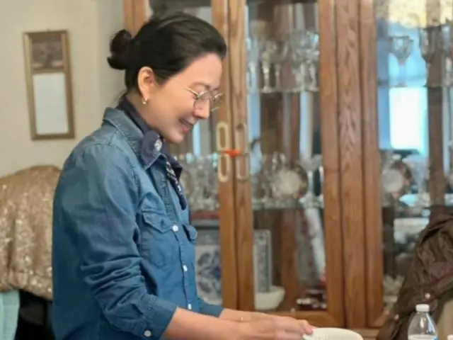 女優キム・ヒエ、手づくりの料理をする平凡な主婦…“メガネ姿でセッティング”こんな姿は初めて？