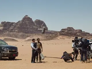 Precious behind-the-scenes footage of Hwang Jung Min, Hyun Bin, and others looking back at the harsh desert location of ``Extreme Boundary Line: 18 Days to Rescue'', Korea's first LUDA film, has been released!