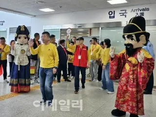 Cruise ship from China enters Incheon port for the first time in 4 years... ``2,500 passengers'' = South Korea