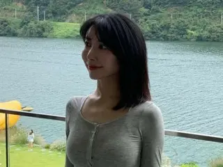Singer Lee Ji Hoon's wife Ayane looks sexy with her belly button exposed on a family trip