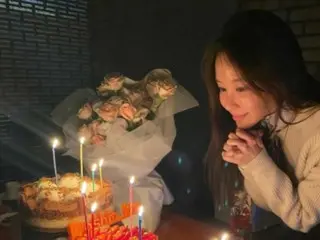 Actress Kim Ah Jung, an Asian beauty celebrating her birthday... ``Thanks to everyone'' for the amazing cake and bouquet of flowers