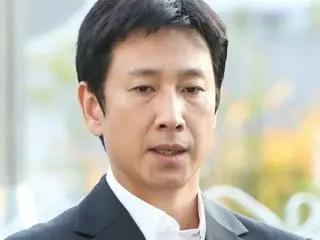 [Photo] Actor Lee Sun Kyun appears at the police station on suspicion of drug use...Unfocused gaze