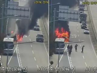 Fire breaks out in a car running on a highway...Soldiers on a bus quickly rush to the scene = South Korea