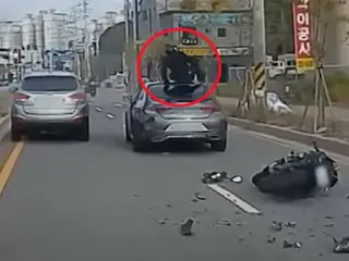 'Safest place'...Motorcycle driver falls onto car roof = South Korea