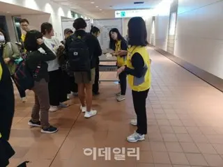 A Japanese transport plane carrying 16 people, including Koreans and their families staying in Israel, arrives in Tokyo.