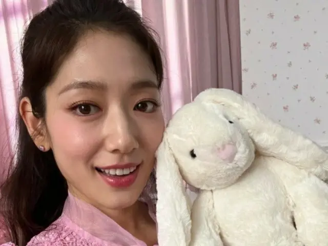 女優パク・シネ、華やかな人形のようなビジュアル…夫のチェ・テジュンもまた魅了される?