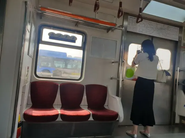 最近ソウルでも電車の中で化粧する女性をよく見かる。(C)権鎔大
