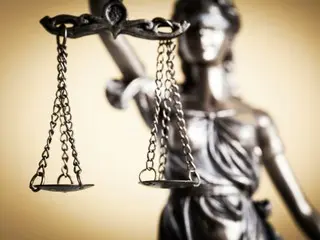 Two people who led a drug group responsible for the ``police officer's death in a crash'' ``admit to the charges in principle'' at first trial = South Korea