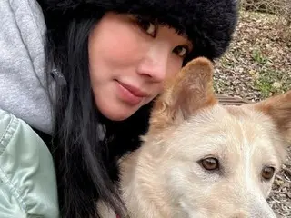 Um JungHwa goes on the first snow date with her dog...cute diva