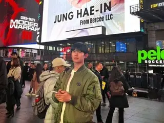 Actor Jung HaeIn is very happy with his image reflected on the electronic bulletin board in New York... Peaceful visuals