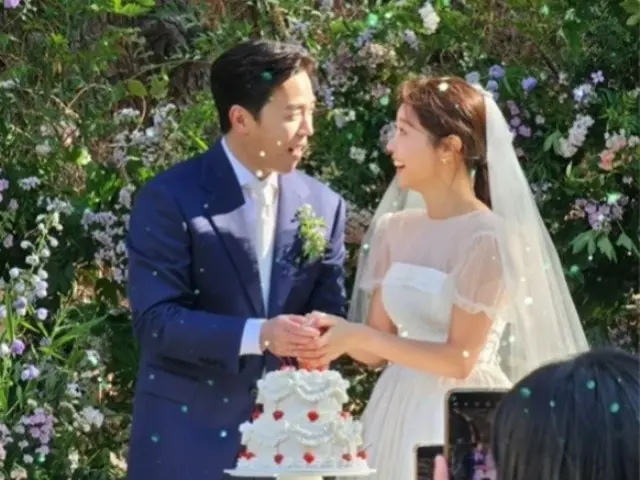 “グループで最初の既婚者に”「Girl’s Day」ソジン＆俳優イ・ドンファ、映画のような野外結婚式…ユラとミナもお祝い