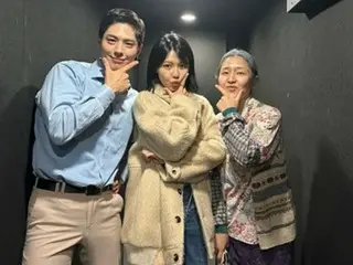 Suyeong (SNSD) supports her sister Choi Suzyun...Three shot with actor Park BoGum