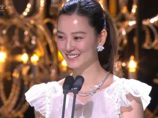 Actress Jung Yoo-mi wins Best Actress at the Blue Dragon Film Awards for the movie "Sleeping"