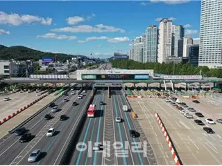Driver in his 70s dies while paying expressway toll = South Korea