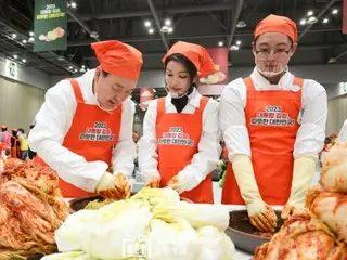 President Yoon and his wife participate in 'Kimjang' event...'Warm consideration and assistance to neighbors is important' = South Korea