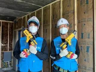 Park BoGum volunteers at a construction site with Sean...Good influence