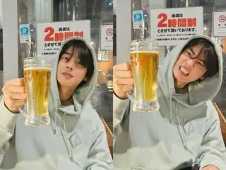 Cha EUN WOO (ASTRO), all-you-can-drink experience in Japan? A friendly expression with a mug of draft beer in one hand...Handsome visual hidden by the hood