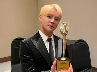 Kim Jun Su (Xia) receives the ``K-Pop Singer Award'' at the Korean Culture and Entertainment Awards... ``I am deeply moved by this meaningful award.''