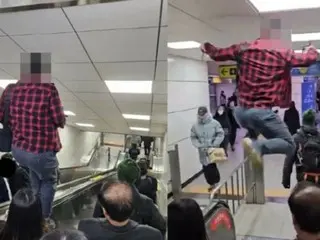 Jumping from the escalator handrail... ``Ballet man'' spotted at Suwon Station = South Korea