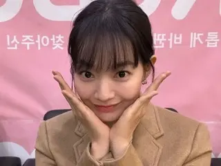 Actress Shin Min A took a selfie for her boyfriend Kim Woo Bin? ...This is my first time doing such a cute flower pose.