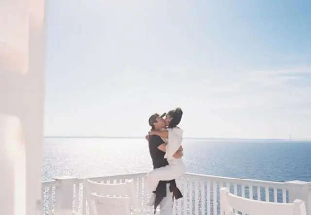俳優ダニエル・ヘニー、妻のRu Kumagaiと優しいキス···映画のような新婚の日常公開