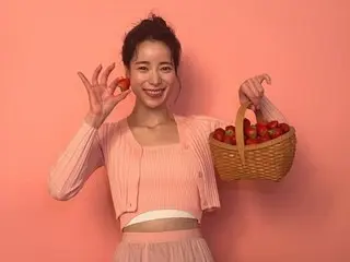 Actress Lim JIYEON sends a gift shot to her military boyfriend Lee Do Hyun... "This year's Christmas is 'Schosen'"