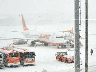 Paralyzed by heavy snow...Jeju Airport operations resumed = South Korea