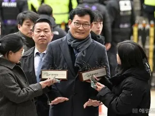 Former Democratic Party representative Song Young-gil, who was arrested on suspicion of distributing cash-filled envelopes, faces first prosecutorial investigation... ``Investigate the suspicions of Mrs. Kim Kun-hee'' = South Korea
