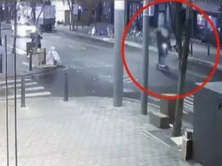 A scooter that ran the wrong way on a road in Sinchon collides with a car...One person is unconscious = South Korea