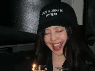 "BLACKPINK" JENNIE delivers year-end greetings with a unique aura... "BYE 2023"