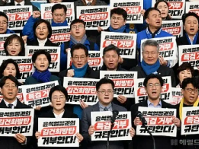 洪翼杓、共に民主党院内代表（前列中央）をはじめ、野党4党代表が5日午前、国会本庁階段前で2つの特検受け入れ要求を行っている様子