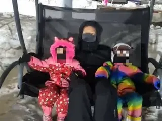 Is JY Park just a sweet dad in front of his two daughters? A heartwarming family shot even during busy schedules