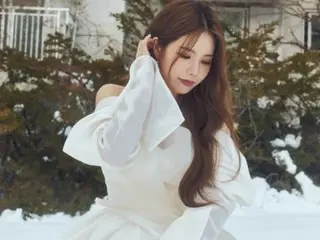 "MAMAMOO" Solar will make a comeback on the 18th...She shows off a pure white dress at a snowy bus stop