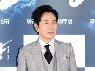 Is actor Baek YoonSik's agreement for “public love affair with 30 years difference & publication of revealing book” forged? Ex-girlfriend goes to trial on false charges
