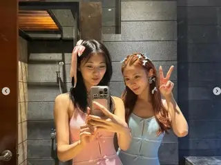"TWICE" TZUYU smiles innocently even in the bath...Revealing a swimsuit that stands out in style