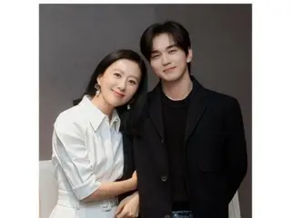 Actress Kim Heui Ae links arms with actor Yoo Seung Ho and smiles brightly... "It's been a while, my son."